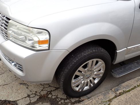 Used 2011 Lincoln Navigator 4WD image 10