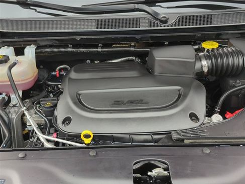 Used 2024 Chrysler Pacifica Touring-L FWD image 12