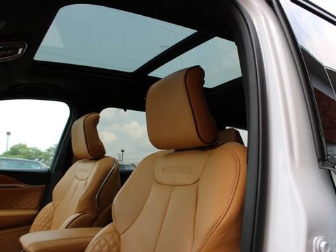 Used 2025 Jeep Grand Cherokee L Summit AWD/4WD image 33