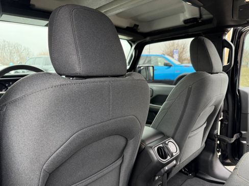 Used 2025 Jeep Wrangler Unlimited Sahara image 30