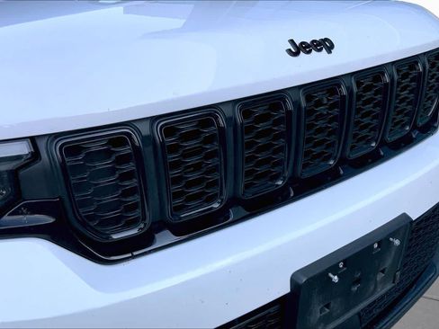 Used 2023 Jeep Grand Cherokee Altitude AWD/4WD image 30