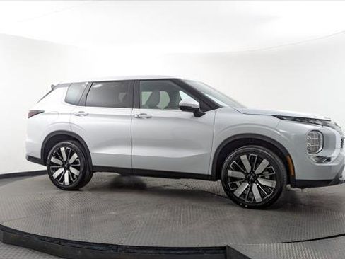 Used 2025 Mitsubishi Outlander SE image 9