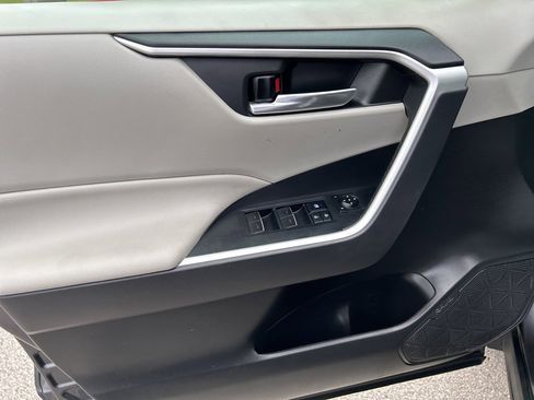 Used 2022 Toyota RAV4 XLE w/ Convenience Package image 10