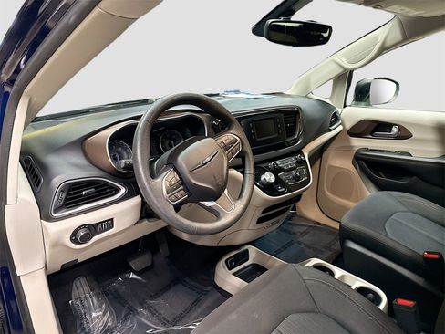 Used 2017 Chrysler Pacifica LX w/ Tire & Wheel Group image 9