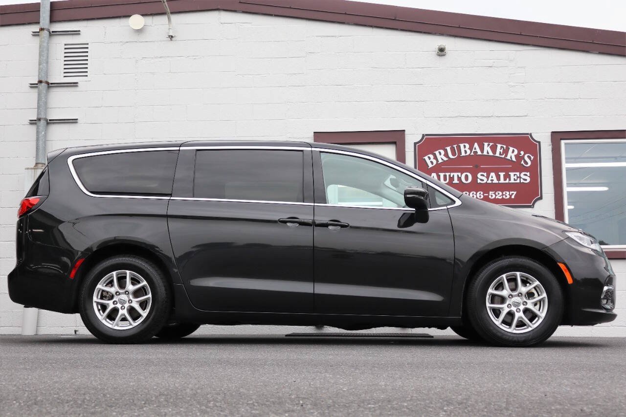 Used 2023 Chrysler Pacifica Touring-L FWD image 7