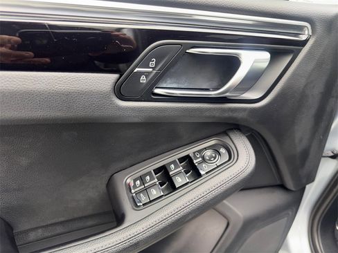 Used 2022 Porsche Macan image 31