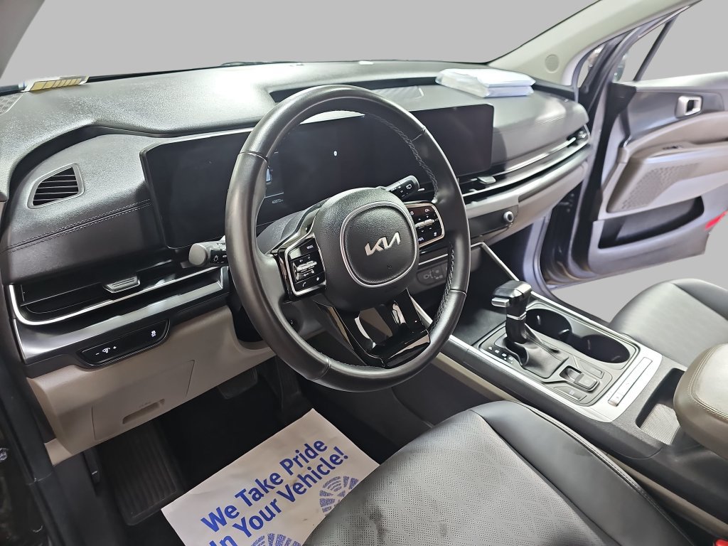 Used 2025 Kia Carnival FWD image 21