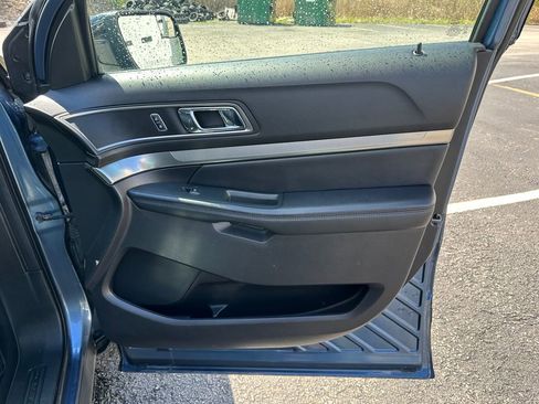 Used 2018 Ford Explorer XLT w/ Equipment Group 202A AWD/4WD image 32