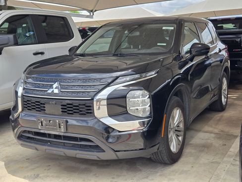 Used 2023 Mitsubishi Outlander ES FWD image 4