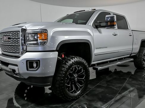 Used 2018 GMC Sierra 2500 Denali w/ Duramax Plus Package AWD/4WD image 5