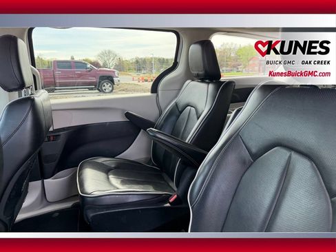Used 2023 Chrysler Pacifica Limited FWD image 5