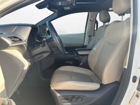 Used 2021 Toyota Sienna XLE image 11