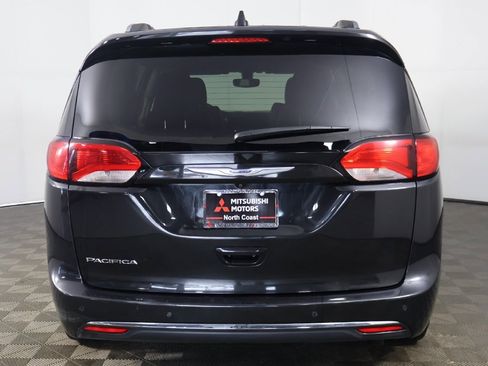 Used 2020 Chrysler Pacifica Touring-L image 11