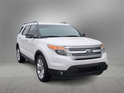 Used 2014 Ford Explorer XLT w/ Equipment Group 202A image 2
