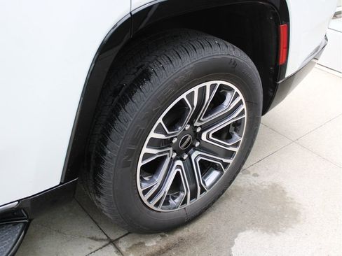 Used 2025 Jeep Wagoneer 4WD image 12