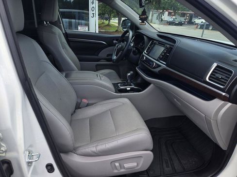 Used 2016 Toyota Highlander Limited FWD image 12