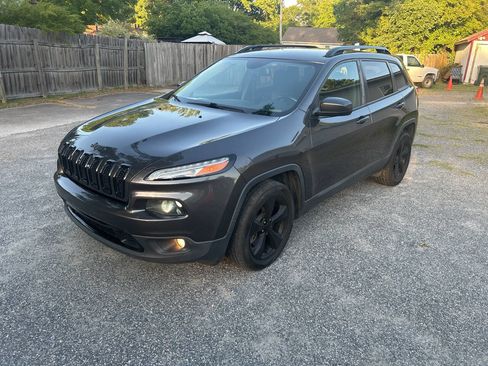 Used 2018 Jeep Cherokee Latitude w/ Altitude Package FWD image 2