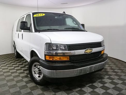 Used 2024 Chevrolet Express 2500 image 3