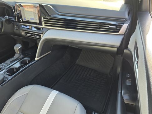 Used 2025 Toyota Camry SE w/ Convenience Package image 15