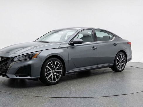 Used 2025 Nissan Altima 2.5 SV image 3
