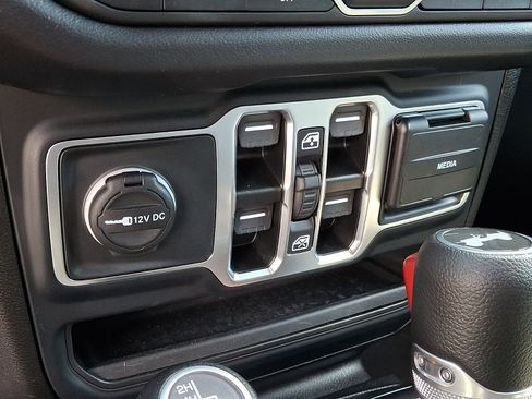Used 2025 Jeep Wrangler Unlimited Sahara w/ Safety Group AWD/4WD image 21