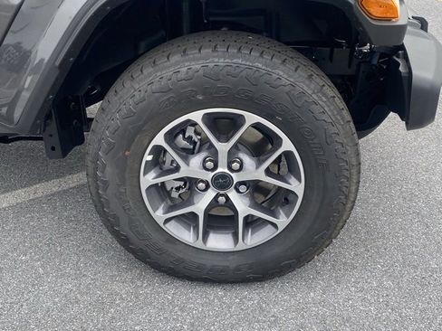 New 2025 Jeep Gladiator Sport image 11