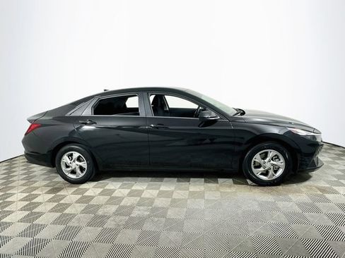 Used 2022 Hyundai Elantra SE FWD image 2