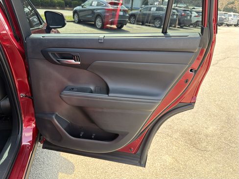 Used 2022 Toyota Highlander XLE image 30