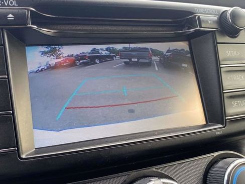 Used 2018 Toyota RAV4 LE FWD image 25