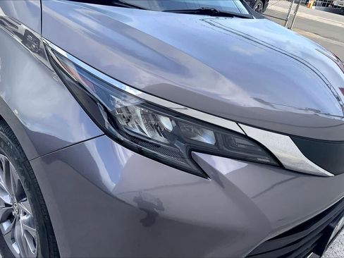 Used 2024 Toyota Sienna XLE FWD image 31