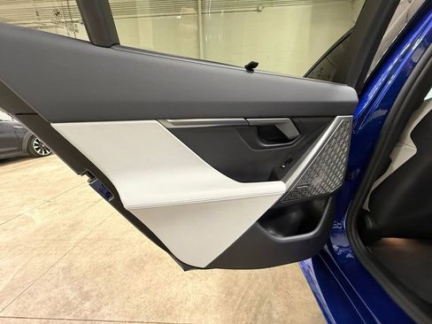 Used 2025 BMW M5 w/ Executive Package image 39