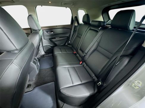 Used 2023 Nissan Rogue SV w/ SV Premium B Package FWD image 22