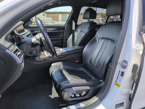 Used 2019 BMW 750i w/ M Sport Package RWD image 16