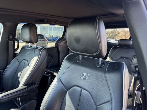 Used 2023 Chrysler Pacifica Limited w/ S Appearance Package image 14