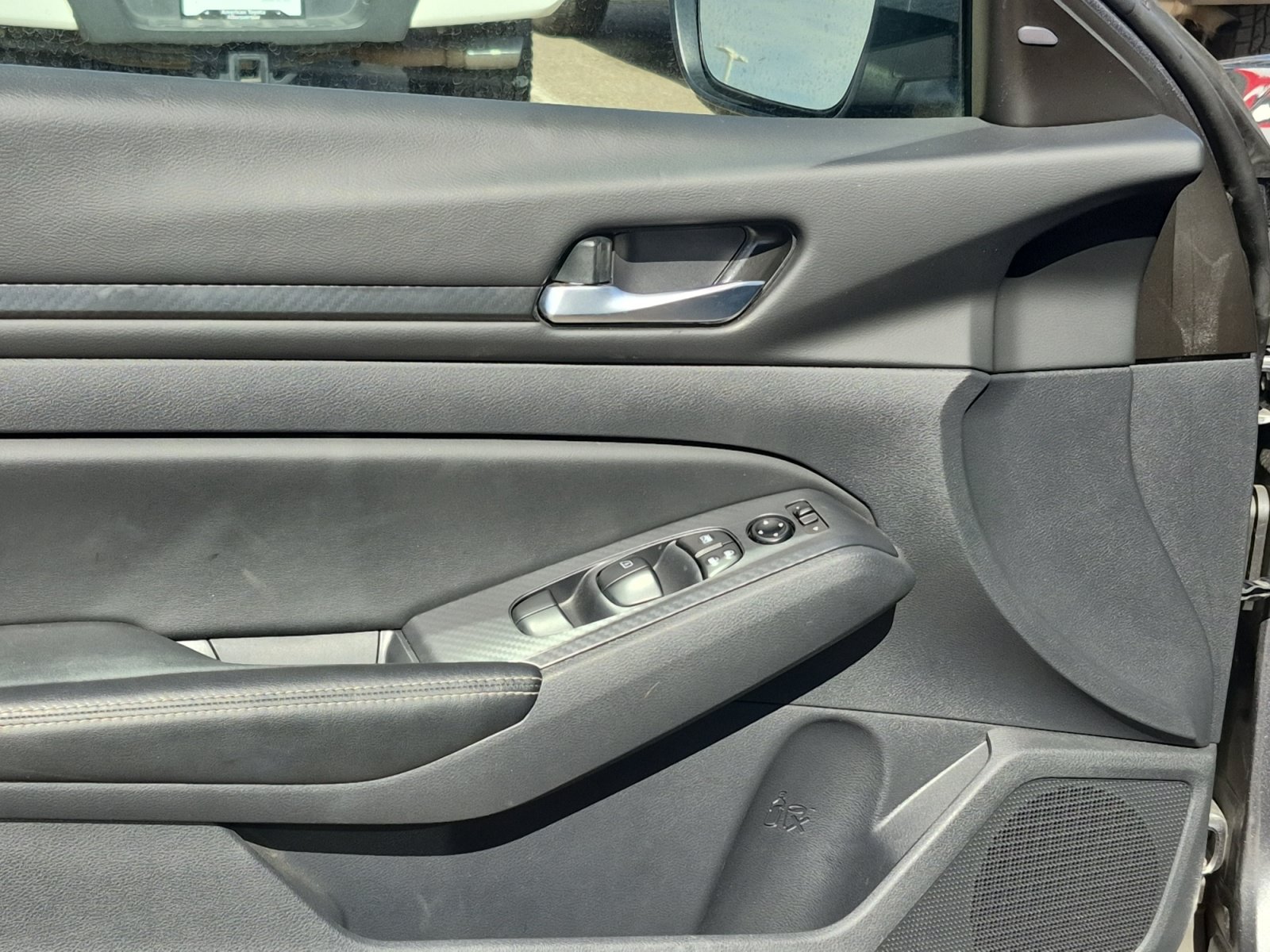 Used 2025 Nissan Altima 2.5 SV FWD image 14