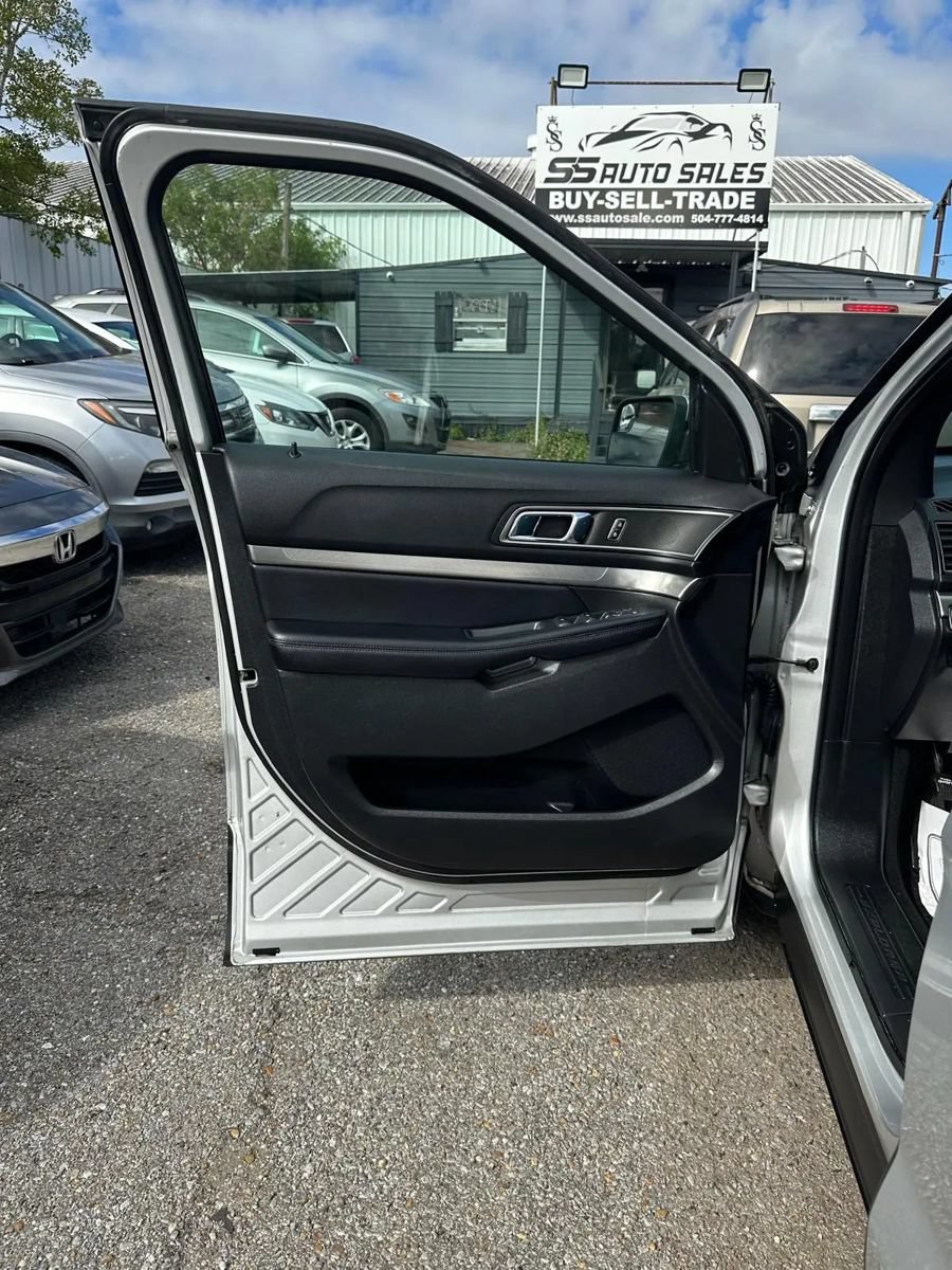 Used 2018 Ford Explorer XLT w/ Equipment Group 201A FWD image 10