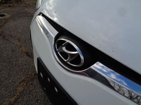 Used 2012 Hyundai Veloster w/ Style Pkg FWD image 9