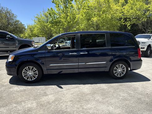 Used 2014 Chrysler Town & Country Touring-L w/ Driver Convenience Group FWD image 4