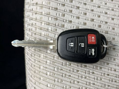 Used 2012 Toyota Camry LE FWD image 19
