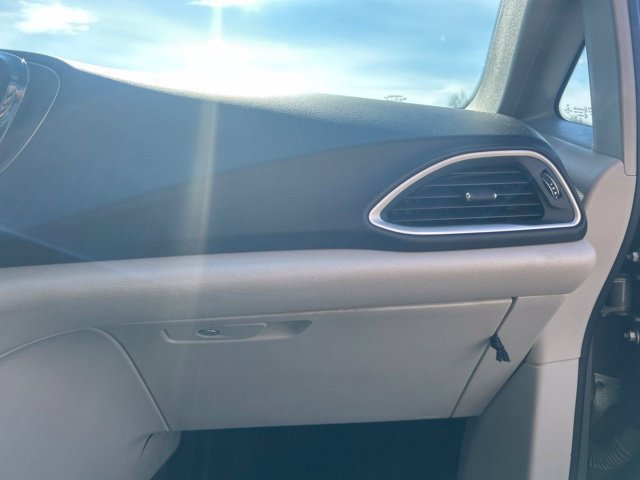 Used 2022 Chrysler Pacifica Touring-L FWD image 36