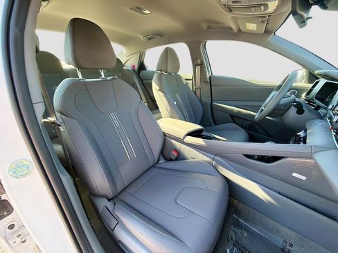 Used 2025 Hyundai Elantra Blue image 14