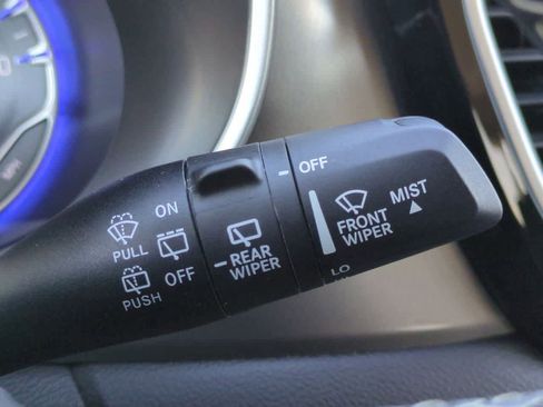 Used 2024 Chrysler Pacifica Touring-L image 18