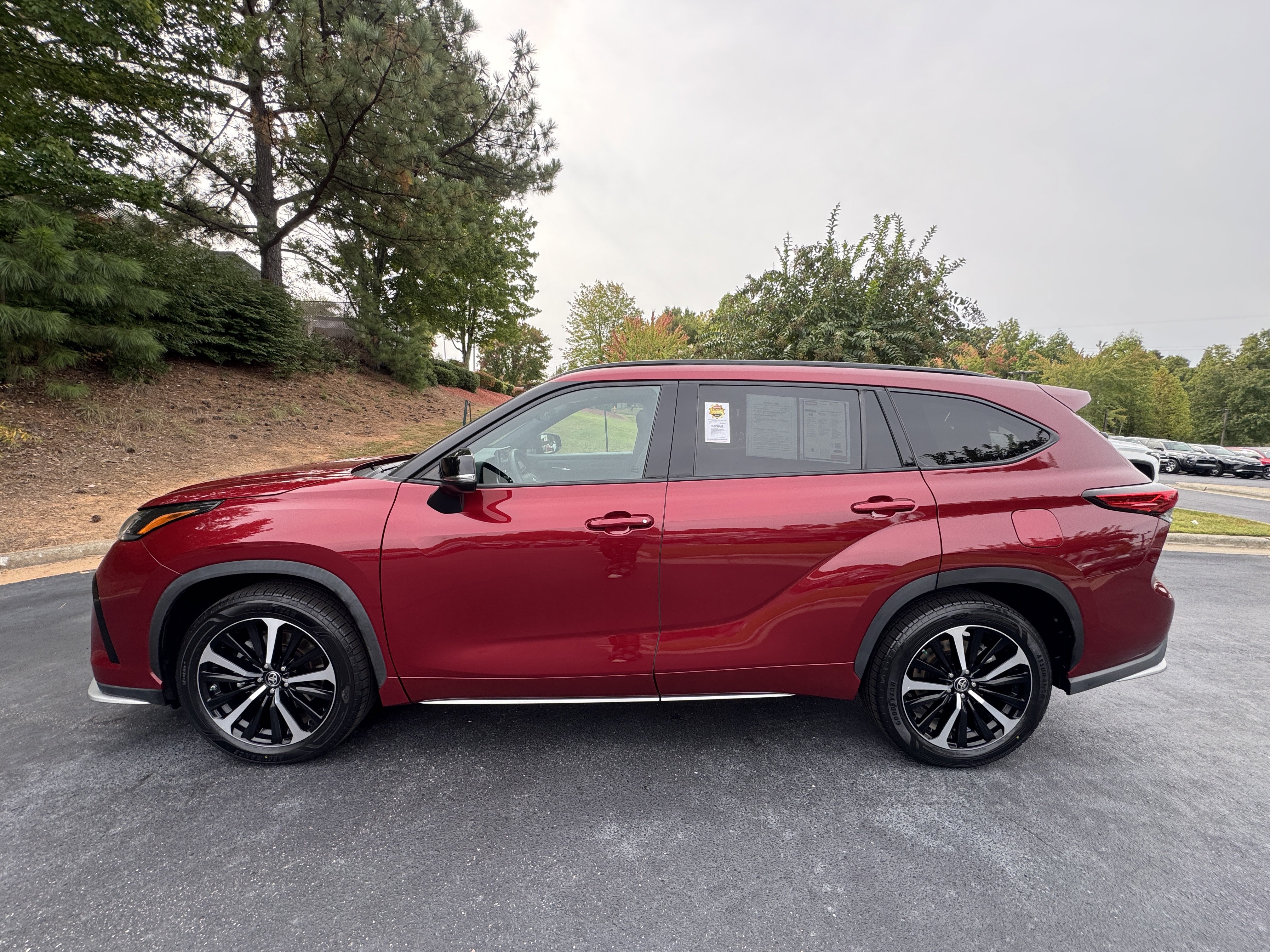 Certified 2021 Toyota Highlander XSE FWD image 8
