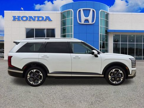 Used 2026 Hyundai Palisade Limited FWD image 2