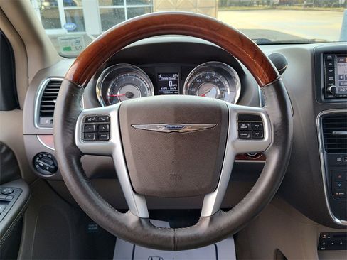 Used 2012 Chrysler Town & Country Limited w/ Luxury Group image 29