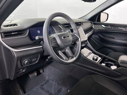 Used 2023 Jeep Grand Cherokee Altitude image 9