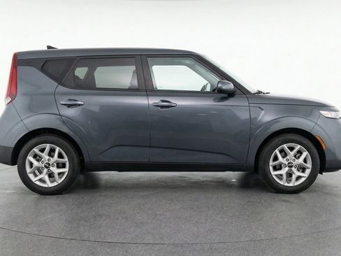 Used 2025 Kia Soul LX w/ LX Technology Package FWD image 11