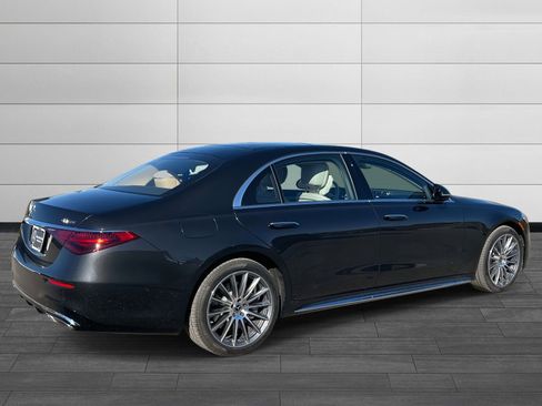Used 2025 Mercedes-Benz S 580e 4MATIC Sedan image 3