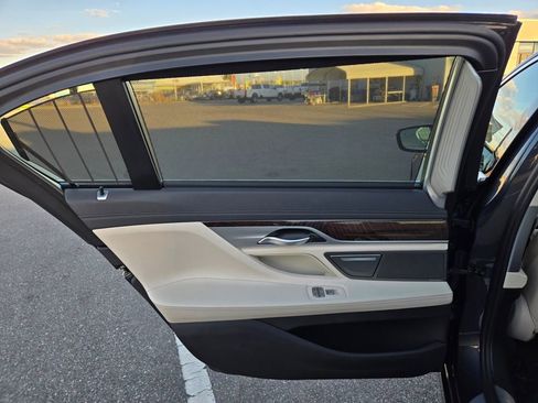 Used 2020 BMW 740i w/ Premium Package image 41