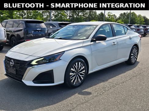 Used 2024 Nissan Altima 2.5 SV FWD image 3